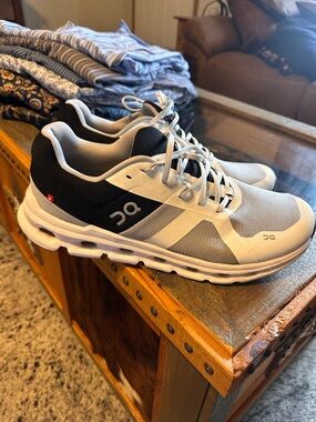 Mens OnCloud Glacier size 13, like new!